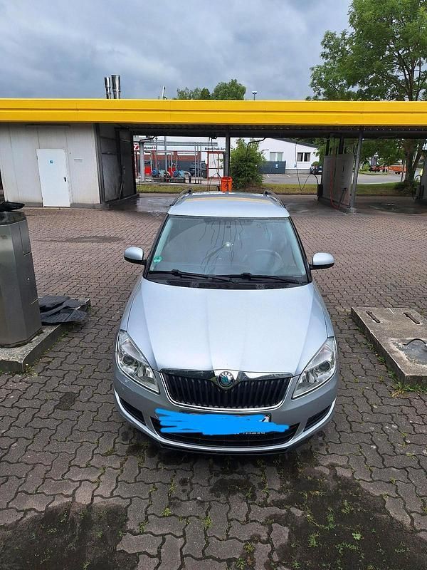 Grau Gebraucht 2013 Skoda Fabia Kombi | 2.300 € (Fairer Preis) - Bild 1/4