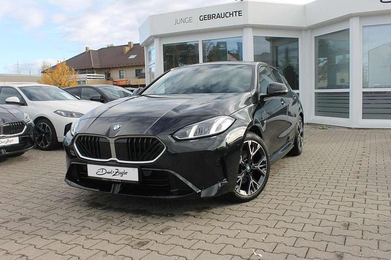 Saphirschwarz metallic Gebraucht 2025 BMW 120 M Sport Kleinwagen | 30.990 € (Guter Preis) - Bild 1/4