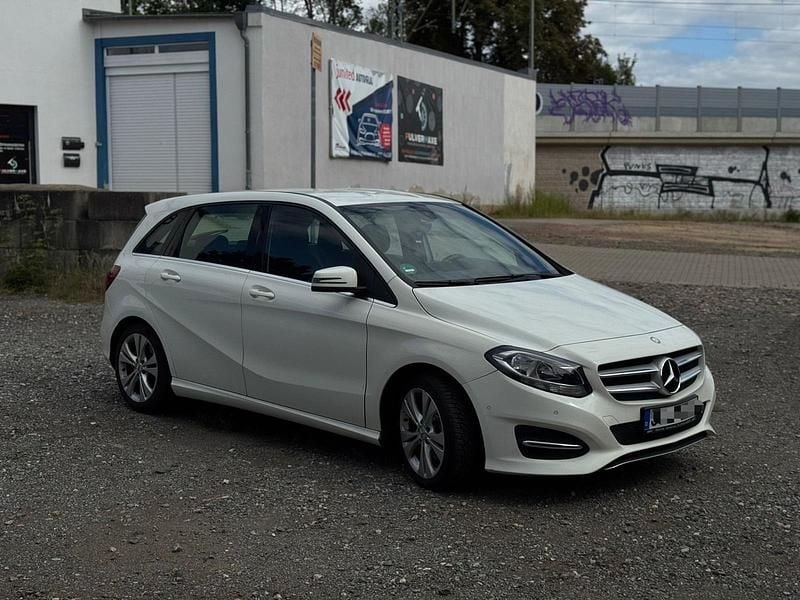 Weiß Gebraucht 2015 Mercedes B220 Van / Kleinbus | 8.700 € (Guter Preis) - Bild 1/4