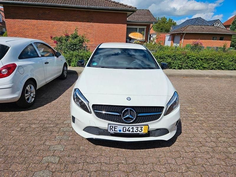 Weiß Gebraucht 2016 Mercedes A160 Limousine | 12.900 € (Superpreis) - Bild 1/4