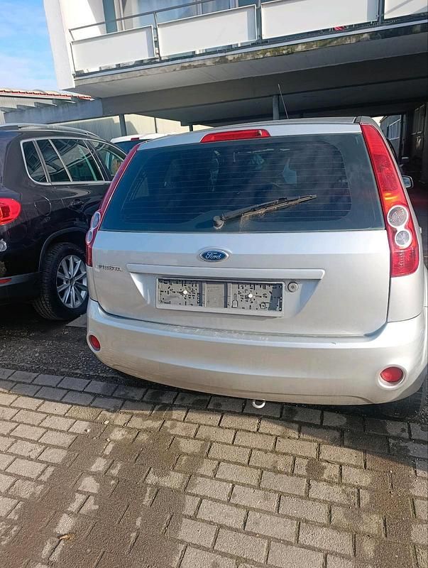 Gebraucht Ford Fiesta 69 PS (50 kW) 2008 Silber Limousine