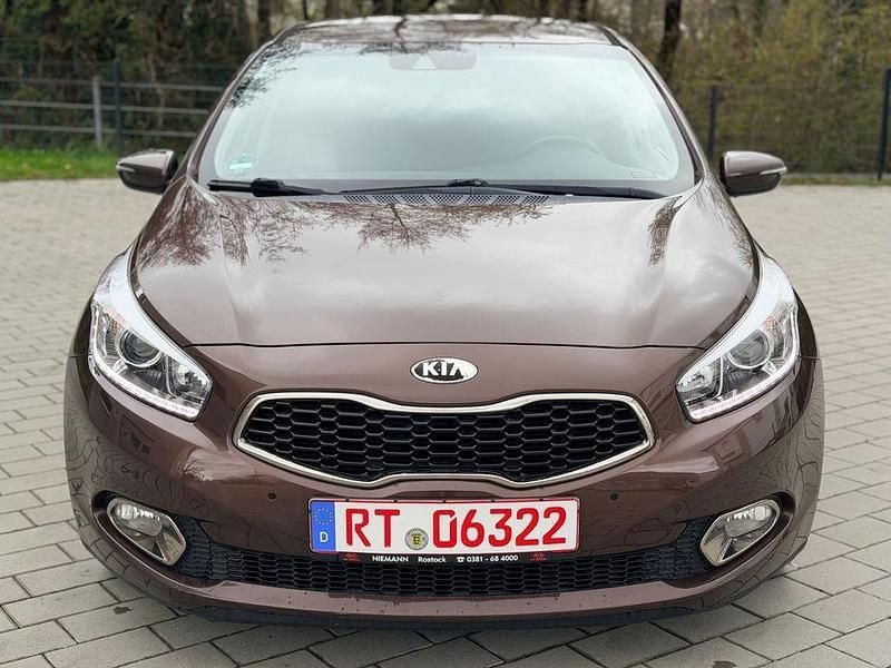 Gebraucht Kia Ceed 135 PS (99 kW) 2013 Braun Kleinwagen