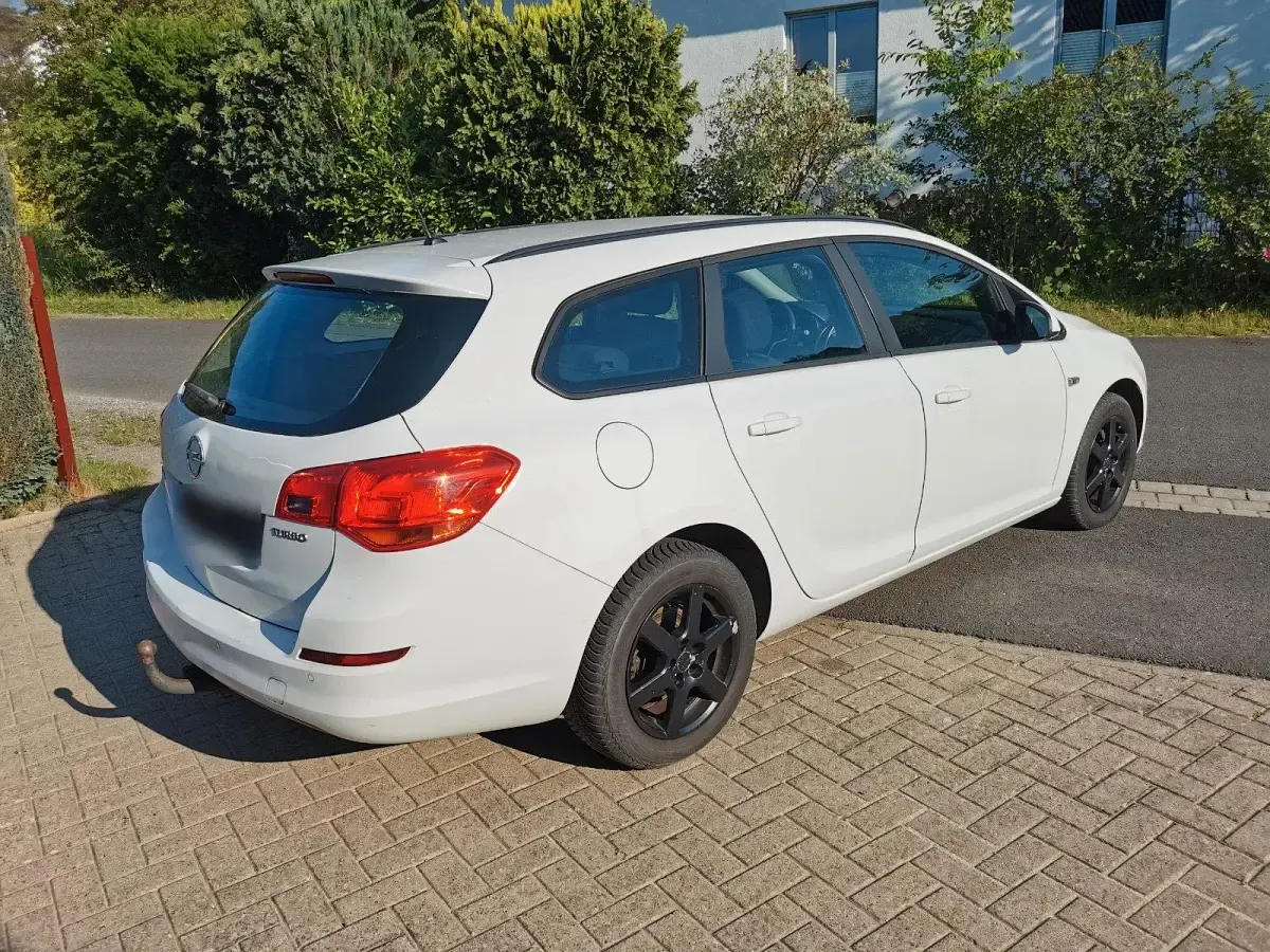 Gebraucht Opel Astra Sport 140 PS (102 kW) 2012 Weiß Kombi