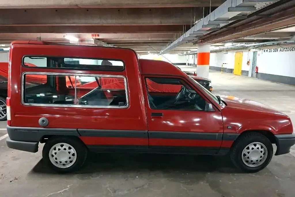 Używany Renault Rapid 54 KM (39 kW) 1996 Czerwony Minivan