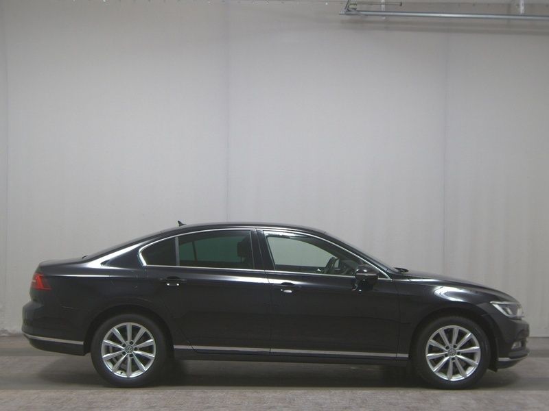 Deep black perleffekt Gebraucht 2018 VW Passat Highline Limousine | 15.790 € (Teuer) - Bild 1/4