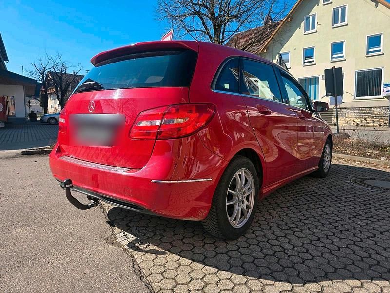 Gebraucht Mercedes B180 Avantgarde 122 PS (89 kW) 2012 Rot Van / Kleinbus