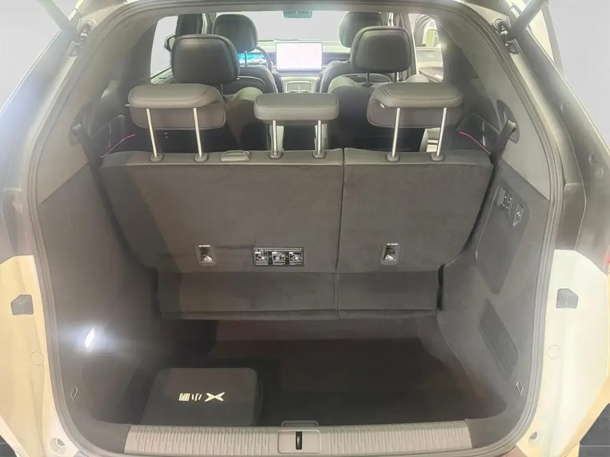 Gebraucht XPENG X9 RWD Long Range 172 kW (235 PS) 2026 Weiß arctic white Van / Kleinbus