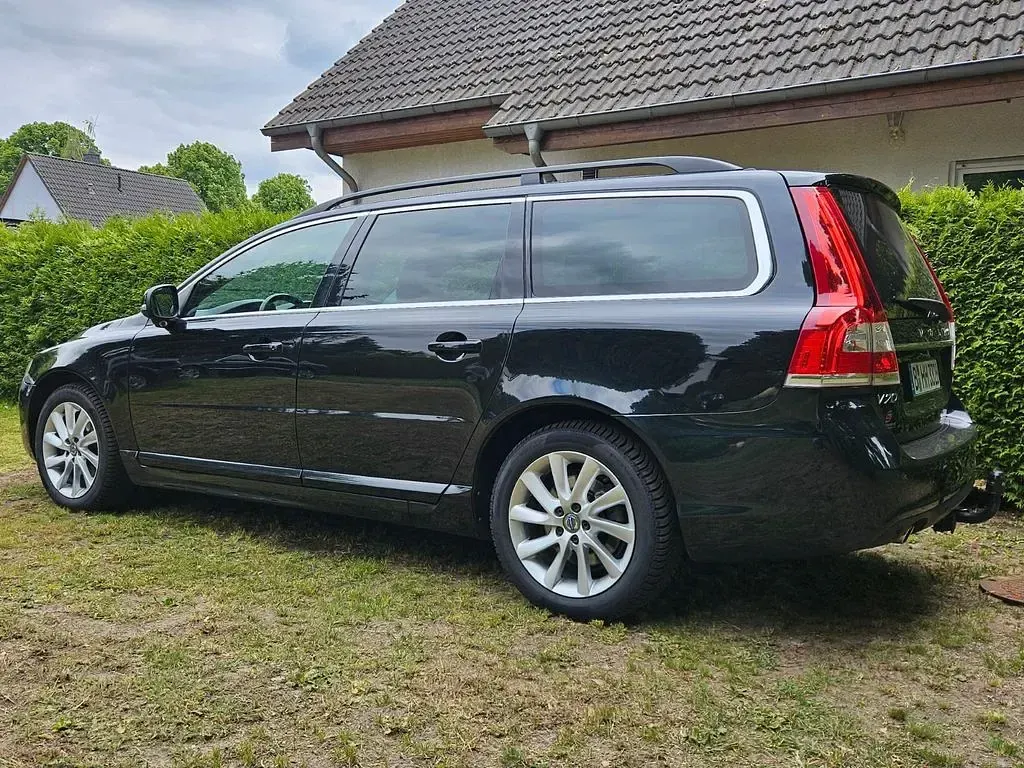 Gebraucht Volvo V70 Momentum 181 PS (133 kW) 2015 Schwarz Kombi
