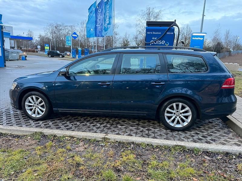 Gebraucht VW Passat 140 PS (102 kW) 2012 Blau Kombi