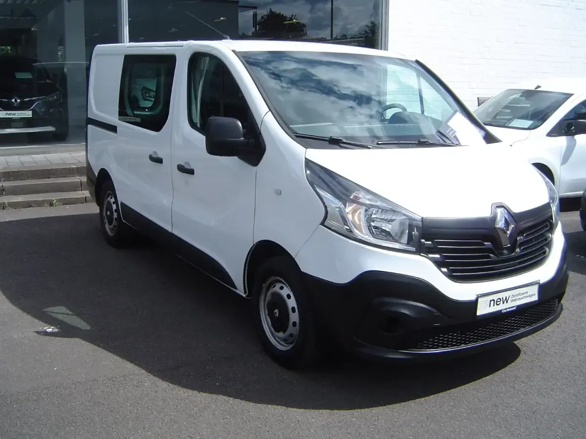 Gebraucht Renault Trafic Komfort 95 PS (69 kW) 2018 Gletscherweiss (weiss) Van / Kleinbus