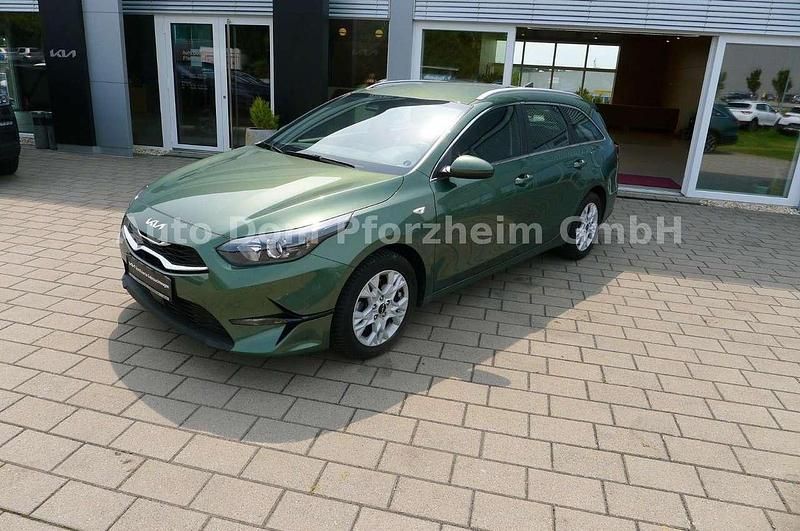 Experience green met. (exg) Gebraucht 2024 Kia Ceed Sportswagon Comfort Kombi | 22.890 € (Superpreis) - Bild 1/4