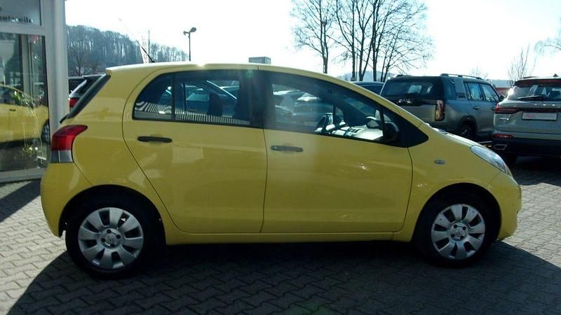 Gebraucht Toyota Yaris Basis 69 PS (50 kW) 2009 Gelb Kleinwagen