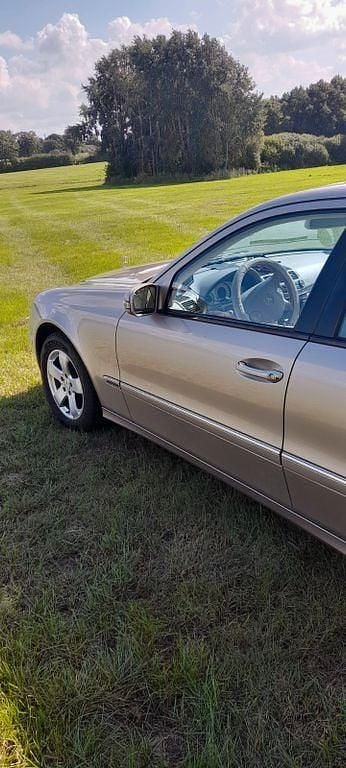 Gold Gebraucht 2005 Mercedes E320 Avantgarde Limousine | 5.200 € (Guter Preis) - Bild 1/4
