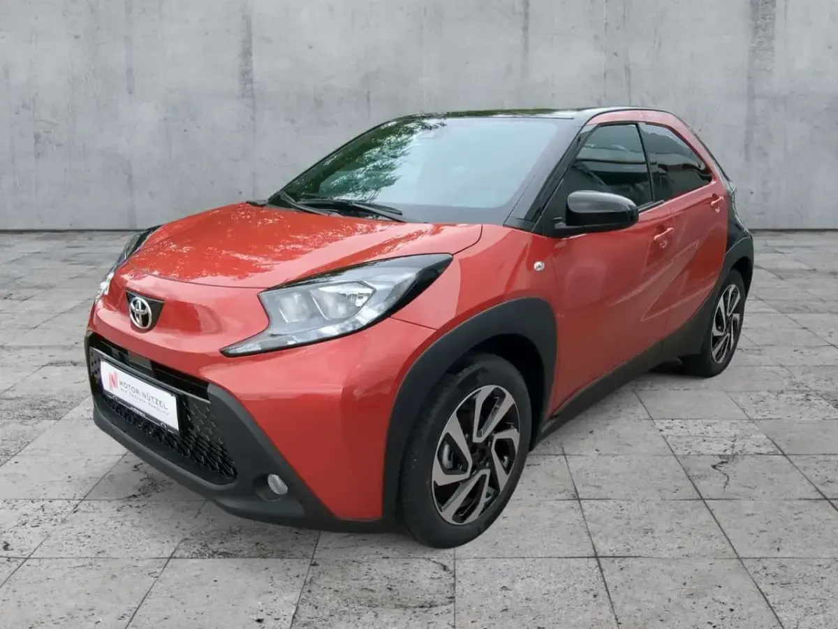 Neu Toyota Aygo X 72 PS (52 kW) 2025 Rot SUV