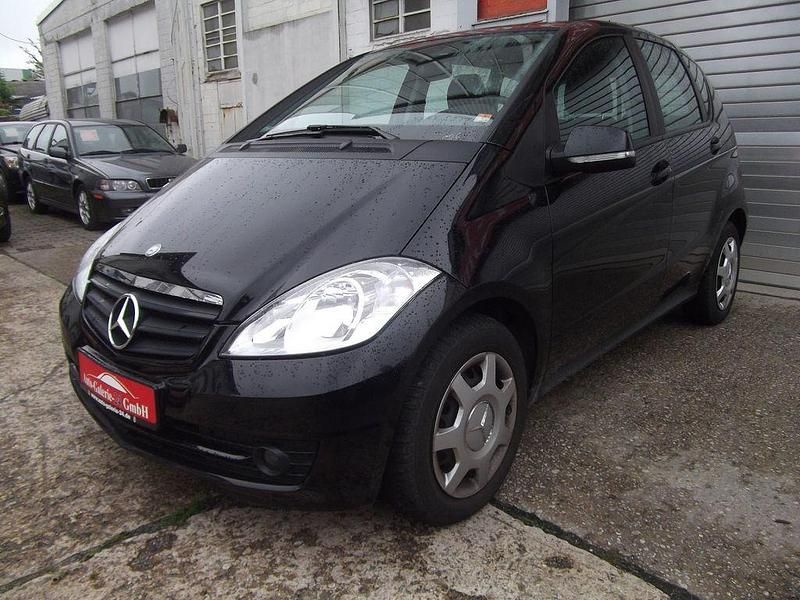 Schwarz Gebraucht 2011 Mercedes A180 Limousine | 8.799 € (Etwas zu teuer) - Bild 1/4
