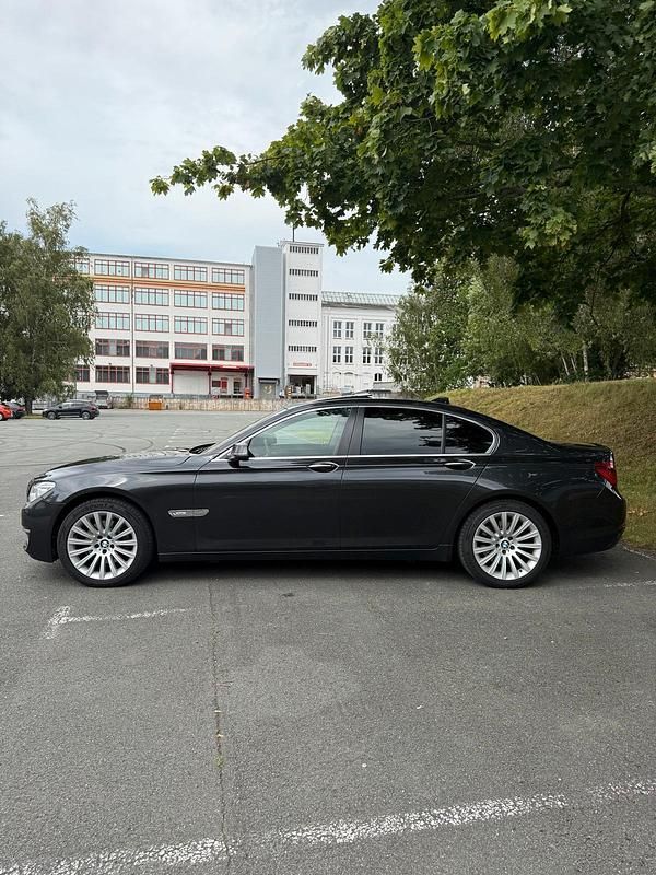 Gebraucht BMW 740 Performance 313 PS (230 kW) 2012 Grau Limousine