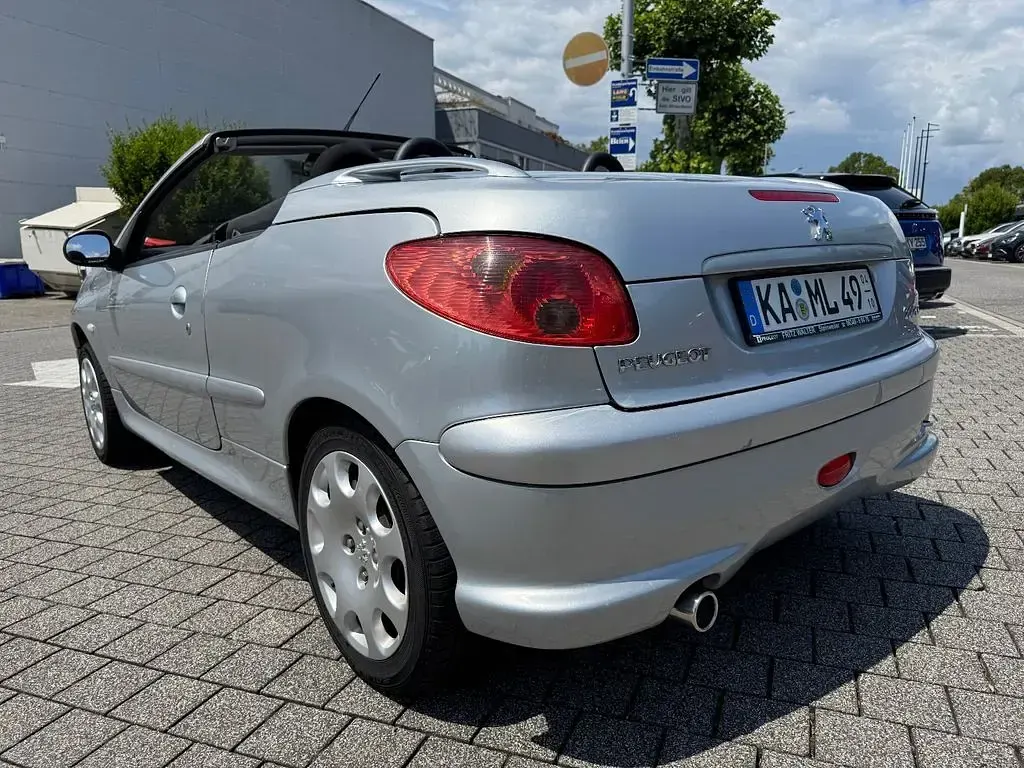 Gebraucht Peugeot 206 CC 109 PS (80 kW) 2003 Silber Cabrio