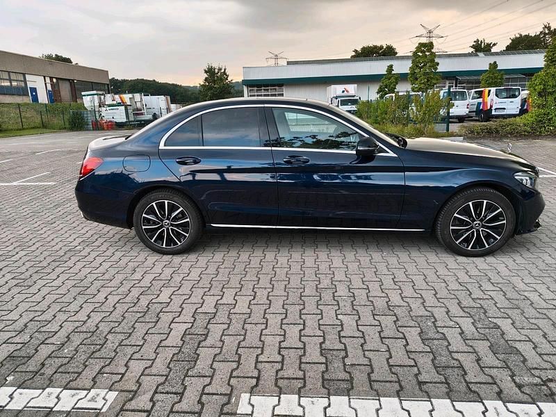 Gebraucht Mercedes C300 258 PS (189 kW) 2018 Blau Limousine