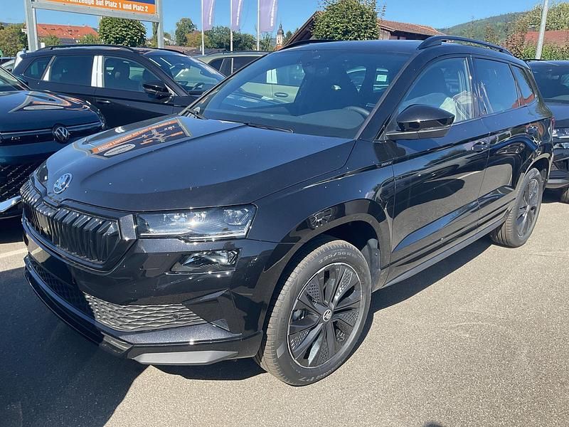 Blackmagic perleffekt Neu 2025 Skoda Karoq SportLine SUV | 43.495 € (Teuer) - Bild 1/3