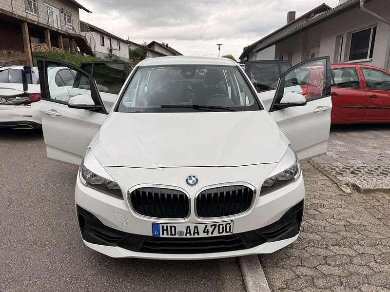Weiß Gebraucht 2018 BMW 218 Van / Kleinbus | 13.999 € (Fairer Preis) - Bild 1/4