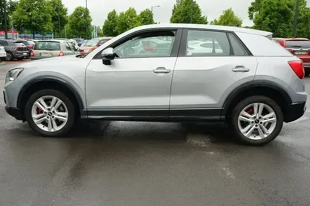 Gebraucht Audi Q2 Comfort 150 PS (110 kW) 2020 Silber SUV