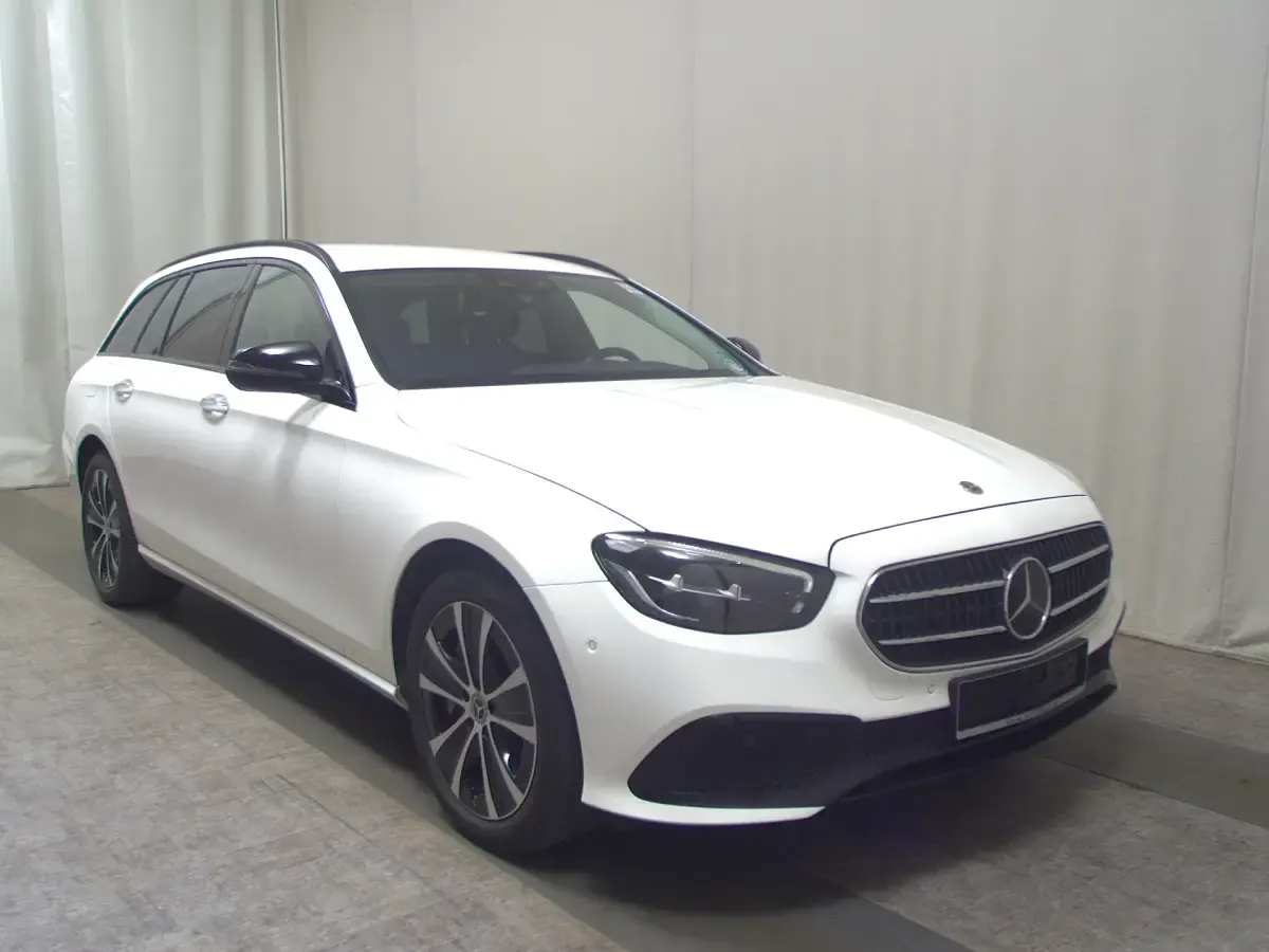 Gebraucht Mercedes E300 Avantgarde 306 PS (225 kW) 2022 Weiss Limousine