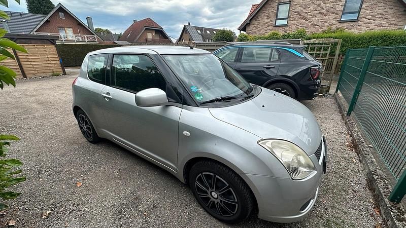 Grau Gebraucht 2006 Suzuki Swift Kleinwagen | 2.050 € (Fairer Preis) - Bild 1/4