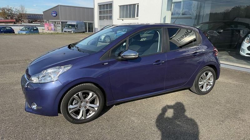 Blau Gebraucht 2015 Peugeot 208 Style Kleinwagen | 6.490 € (Fairer Preis) - Bild 1/4