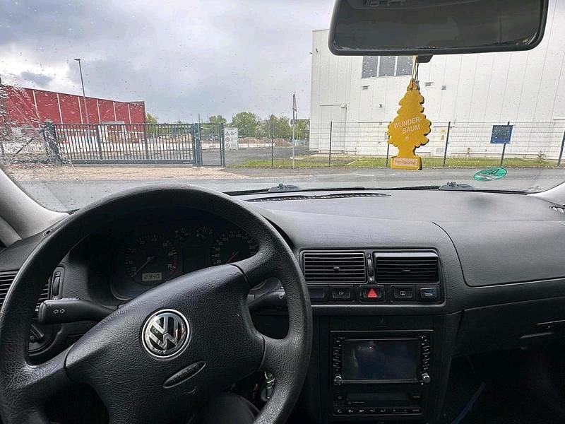 Second-hand VW Golf IV 110 CP (80 kW) 2002 Negru Hatchback