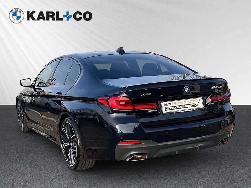 Gebraucht BMW 545e M Sport 394 PS (289 kW) 2022 Carbonschwarz metallic Limousine