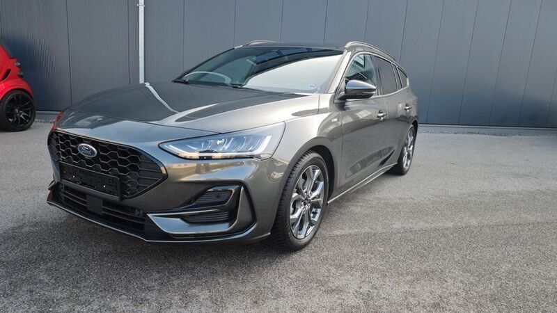Grau Gebraucht 2024 Ford Focus ST-Line Limousine | 19.516 € (Superpreis) - Bild 1/4