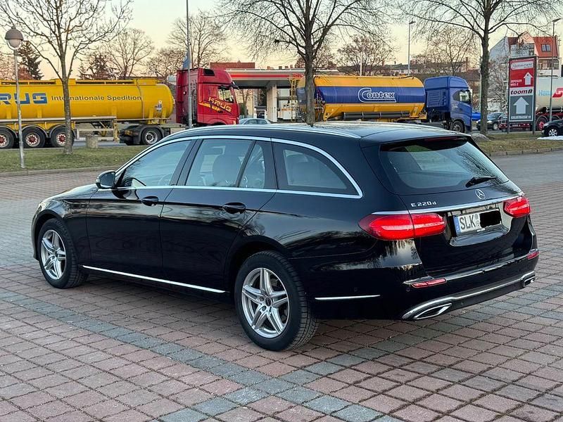 Gebraucht Mercedes E220 Luxury 194 PS (142 kW) 2017 Schwarz Limousine