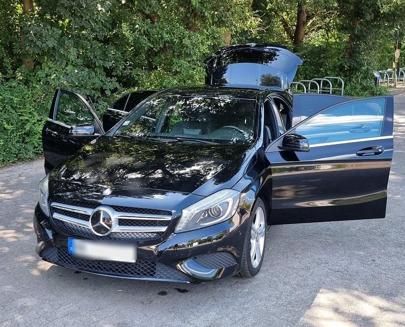 Schwarz Gebraucht 2015 Mercedes A220 Urban Limousine | 16.500 € (Superpreis) - Bild 1/4