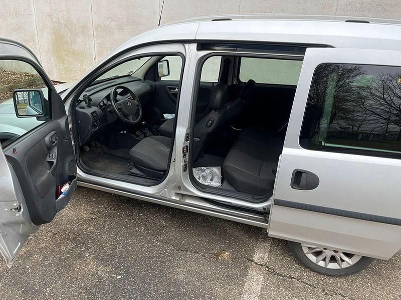 Usata Opel Combo 75 CV (55 kW) 2011 Argento Monovolume
