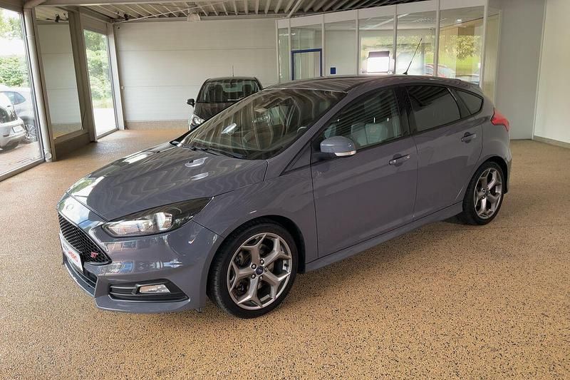 Grau Gebraucht 2016 Ford Focus ST Limousine | 14.160 € - Bild 1/3