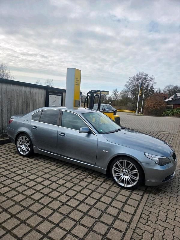 Gebraucht BMW 530 218 PS (160 kW) 2005 Silber Limousine