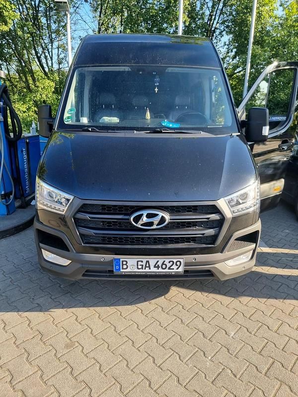 Schwarz Gebraucht 2016 Hyundai H 350 Van | 17.770 € - Bild 1/4