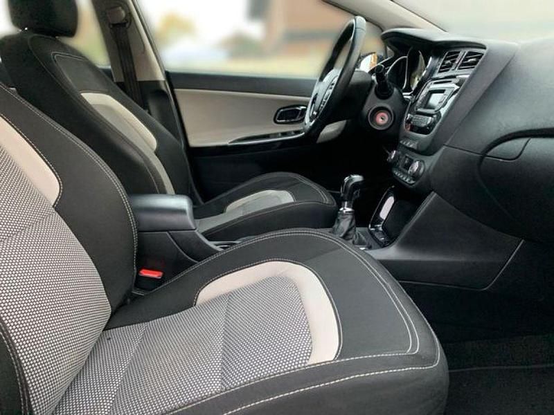 Gebraucht Kia Ceed 135 PS (99 kW) 2014 Zilinaschwarz met. (metallic) Kleinwagen