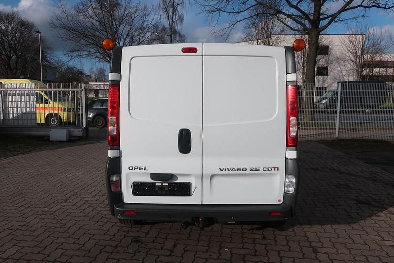 Gebraucht Opel Vivaro 145 PS (106 kW) 2011 Weiß Van / Kleinbus
