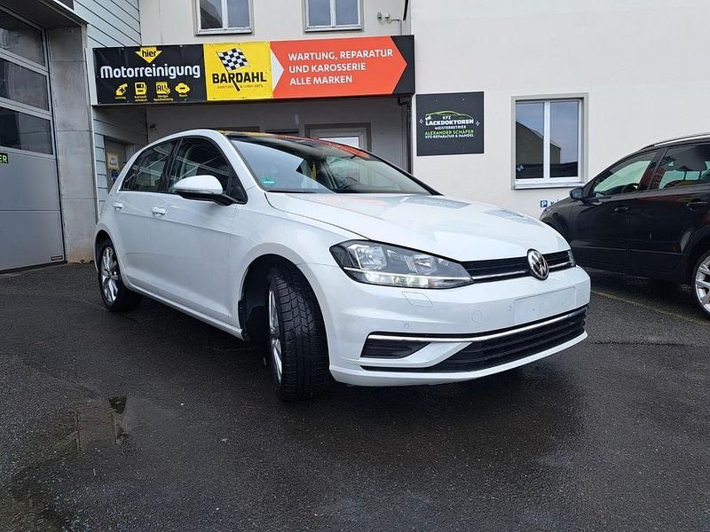 Gebraucht VW Golf VII Comfortline 116 PS (85 kW) 2019 Weiß Limousine