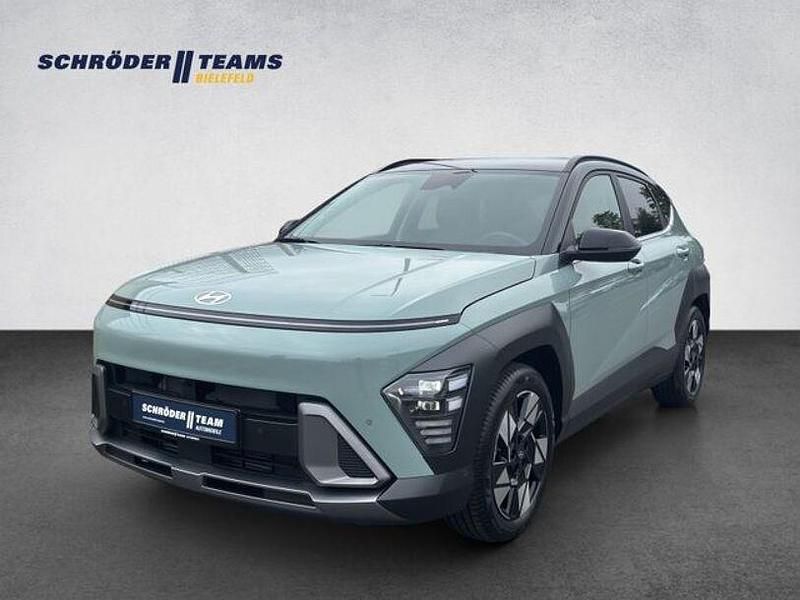 Mirage green / abyss black Gebraucht 2024 Hyundai Kona Prime SUV | 29.990 € (Fairer Preis) - Bild 1/4