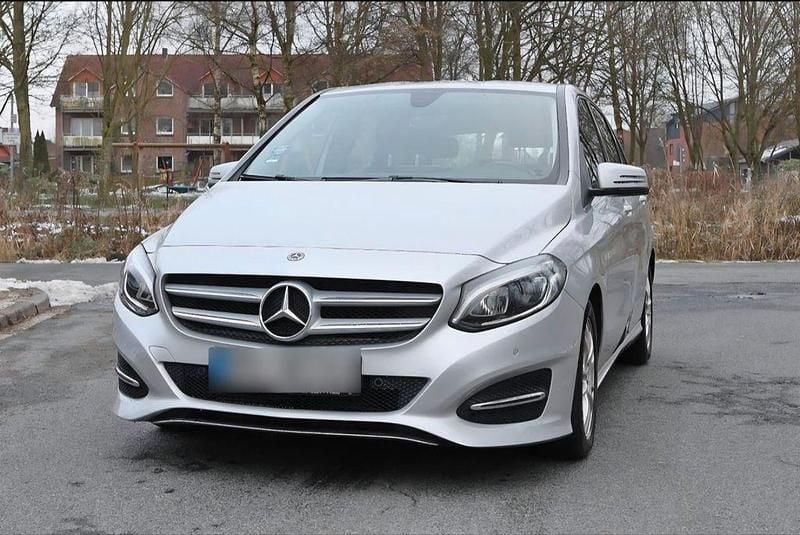 Usata Mercedes B180 109 CV (80 kW) 2017 Argento Monovolume