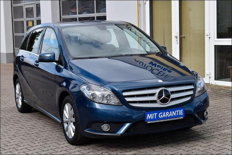 Gebraucht Mercedes B180 122 PS (89 kW) 2012 Blau Van / Kleinbus