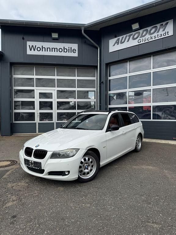 Weiß Gebraucht 2010 BMW 320 Comfort Edition Kombi | 3.499 € (Superpreis) - Bild 1/4