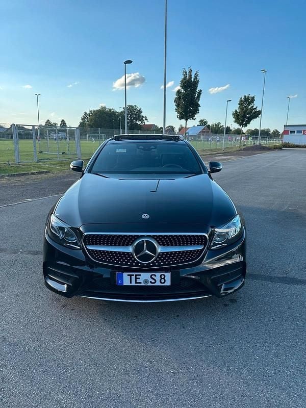 Schwarz Gebraucht 2017 Mercedes E300 AMG Limousine | 26.300 € (Fairer Preis) - Bild 1/4