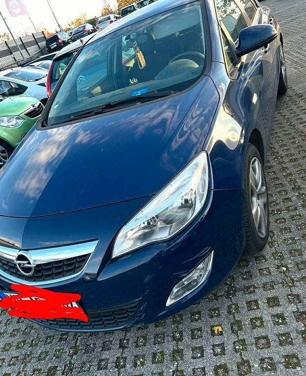 Second-hand Opel Astra Selection 101 CP (74 kW) 2011 Albastru Berlinǎ