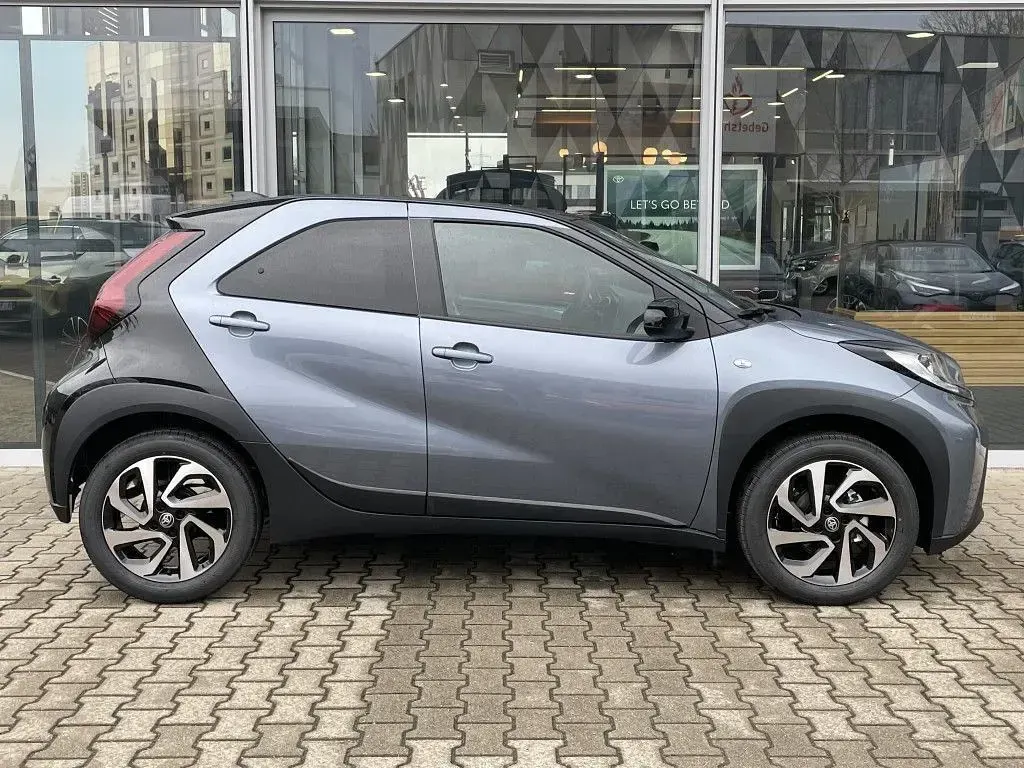 Neu Toyota Aygo X Design 72 PS (52 kW) 2026 Celestite grey metallic/ dach SUV