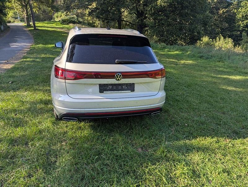 Gebraucht VW Touareg Elegance 231 PS (169 kW) 2024 Sechura beige SUV