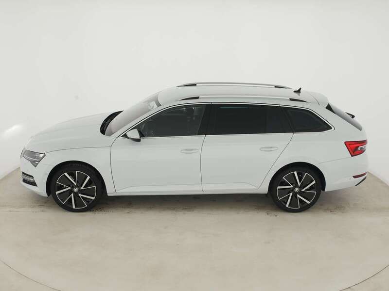 Gebraucht Skoda Superb Style 150 PS (110 kW) 2023 Moonweiß perleffekt Kombi