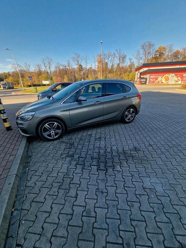 Grau Gebraucht 2017 BMW 220 Active Tourer Van / Kleinbus | 15.750 € (Superpreis) - Bild 1/4